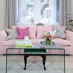 Розовый диван в интерьере гостиной
