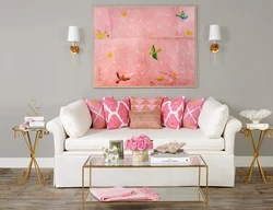 Розовый диван в интерьере гостиной
