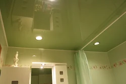 Фото глянцевый потолок в ванной