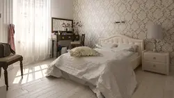 Ересектер фотосуреті үшін күн жағы бар жатын бөлмеге қандай тұсқағазды таңдау керек