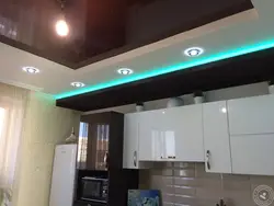 Двухузроўневую столь з падсветкай на кухні фота