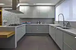 Кухня с серой столешницей и фартуком в интерьере фото