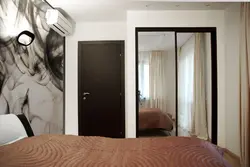 Спальни дизайн если дверь коричневая