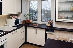 Kitchen design with drawers by the window