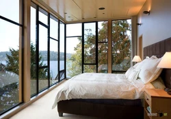Интерьер спальни с панорамным окном