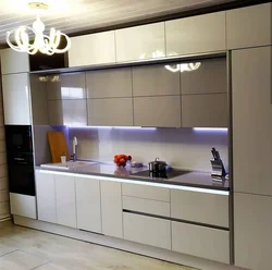 Дизайн прямой кухни в современном стиле с холодильником
