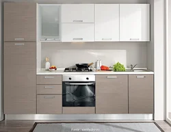 Дизайн прямой кухни в современном стиле с холодильником