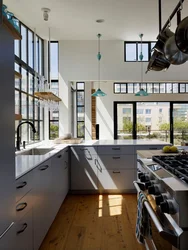 Интерьер кухни с высокими потолками фото