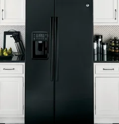 Черный холодильник в интерьере кухни фото как