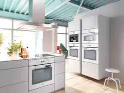Белая бытовая техника в интерьере кухни