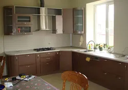 Дызайн кухні з акном з правага боку