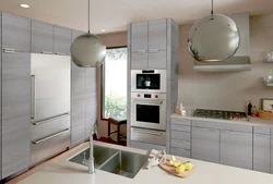 Встроенный духовой шкаф в интерьере кухни