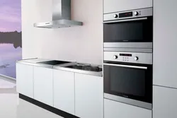 Встроенный духовой шкаф в интерьере кухни
