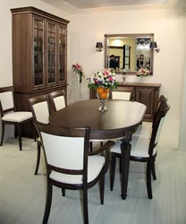 Интерьер кухни белой с коричневым столом