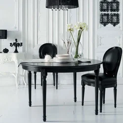 Черный круглый стол в интерьере кухни фото