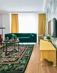 Шторы в гостиную с зеленым диваном фото