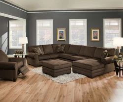 Темный угловой диван в гостиной фото