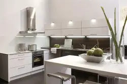 Дизайн кухни с вытяжкой на всю стену