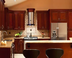 Кухня коричневая дерево фото