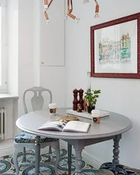 Фото круглого стола для кухни у стены