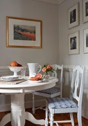 Фото круглого стола для кухни у стены