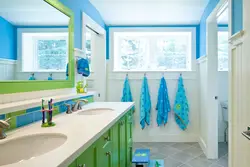 С каким цветом сочетается голубой в интерьере ванной