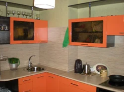 Кухня с неровной стеной фото