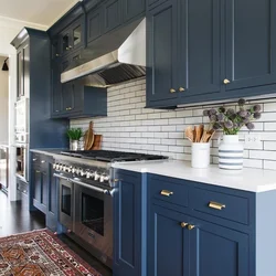 Синяя кухня в интерьере фото с деревянной