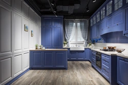 Синяя кухня в интерьере фото с деревянной