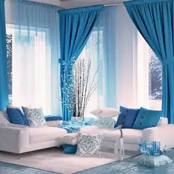 Серая гостиная с синими шторами фото