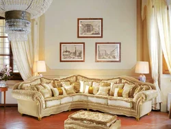 Классический угловой диван в интерьере гостиной