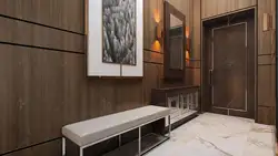 Дизайн прихожей в квартире с ламинатом на стене
