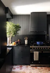 Черная газовая плита в интерьере кухни