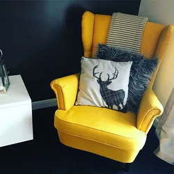 Желтое кресло в гостиной фото