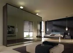 Шкаф с зеркалом в интерьере гостиной