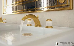 Ванна бөлмесінің интерьеріндегі алтын крандар