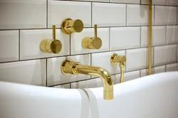 Золотые смесители в интерьере ванны