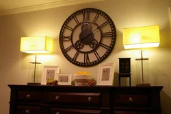 Интерьер гостиной с напольными часами