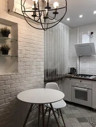 Белый кирпичик в интерьере кухни фото