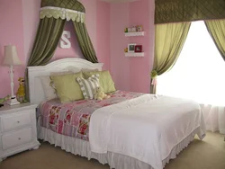 Green pink bedroom photo