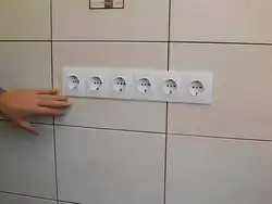 Розетки на стене в кухне фото