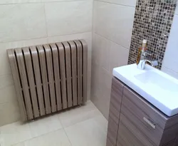Ванна бөлмесінің фотосуретіндегі жылыту радиаторы