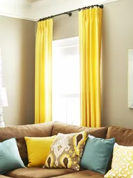 Горчичного цвета шторы в интерьере гостиной