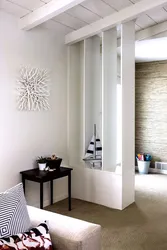 Белые рейки в интерьере гостиной на стене