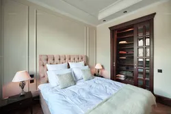 Дизайн спальни в светлых тонах с гардеробной
