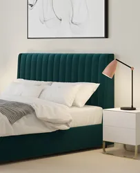 Бірузовы ложак у інтэр'еры спальні з мяккім падгалоўем