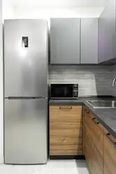 Дызайн кухні з шэрым халадзільнікам фота