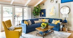 Синий с желтым в интерьере гостиной фото