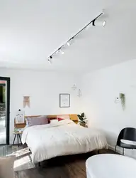 Трековая система освещения в интерьере спальни