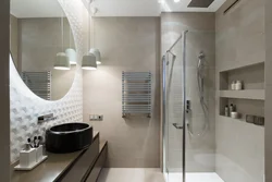 Интерьер ванной комнаты с встроенной ванной